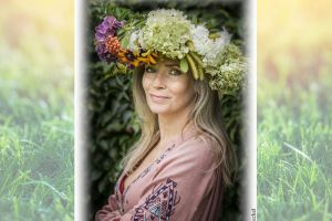 tekst jak w artykule, na środku zdjęcie młodej kobiety o długich jasnych włosach z wiankiem z kolorowych kwiatów na głowie