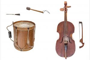 na zdjęciu bęben osznurowany i basy - instrumenty ludowe