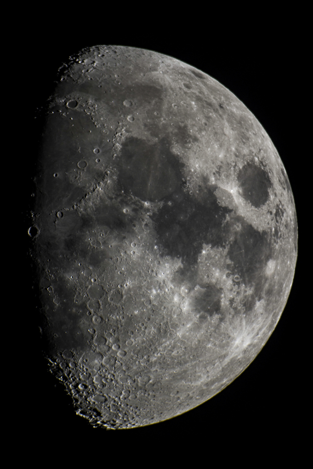 Zdjęcie przedstawia połowę księżyca w bardzo dużym przybliżeniu