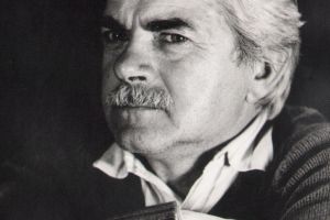Zdjęcie czarno-białe przedstawiające portret starszego mężczyzny z siwymi własami i siwym wąsem