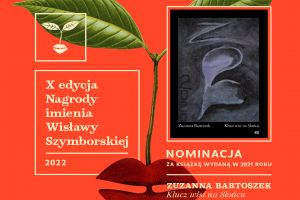 napisy: X edycja Nagrody imienia Wisławy Szymborskiej 2022. Nominacja za książkę wydaną w 2021 roku Zuzanna Bartoszek Klucz wisi na Słońcu; grafiki: ciemna okładka książki, logo nagrody: dwa zielone listki wyrastające z ust