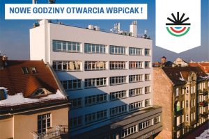 zdjęcie jasnego kilkupiętrowego budynku z dużą ilością okien w otoczeniu kamienic; napis: Nowe godziny otwarcia WBPiCAK!